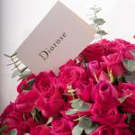 باقة ورود سبراي بلون هوت بينك مع أوراق الأوكالبتوس المنعشة