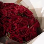 باقة ورود سبراي بلون سكارليت جذاب وأنيق